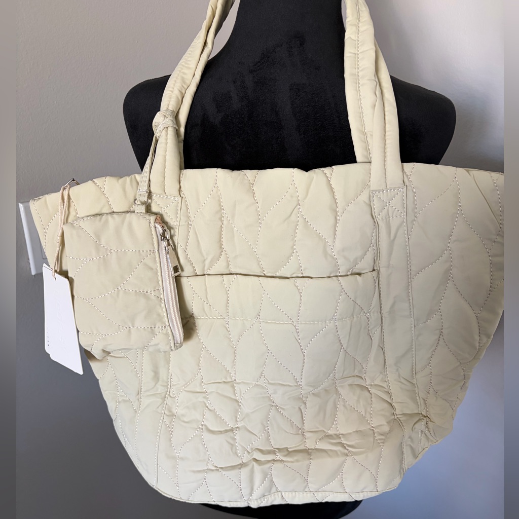 Ligoflsy Cream Quilted Tote Bag